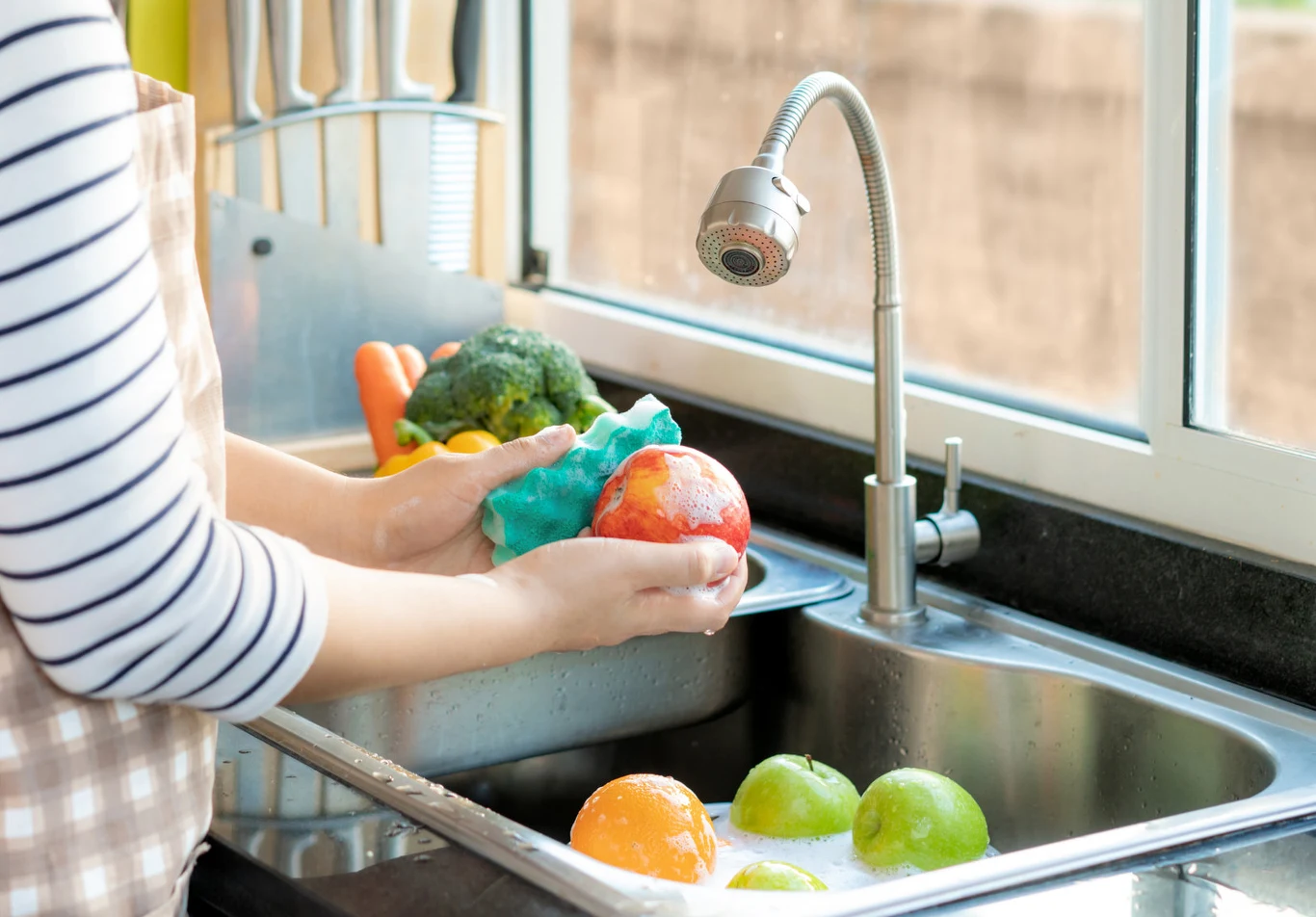 Jak myć cytrusy przed zjedzeniem? Zwykła woda nie wystarczy. Jak myć cytrusy przed zjedzeniem? Zwykła woda nie wystarczy.