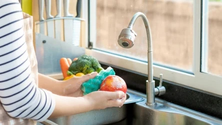 Jak myć cytrusy przed zjedzeniem? Zwykła woda nie wystarczy. 