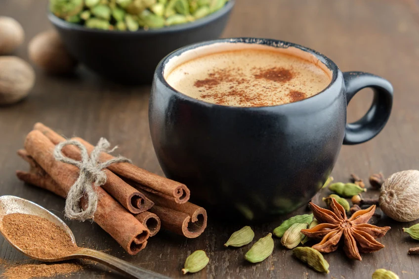 Kardamon wykazuje właściwości rozgrzewające. Świetnie sprawdzi się więc jako dodatek do zimowych napojów. 