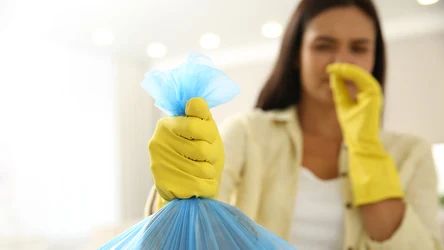 Z naszymi domowymi sposobami szybko pozbędziesz się brzydkiego zapachu z kosza na śmieci. 