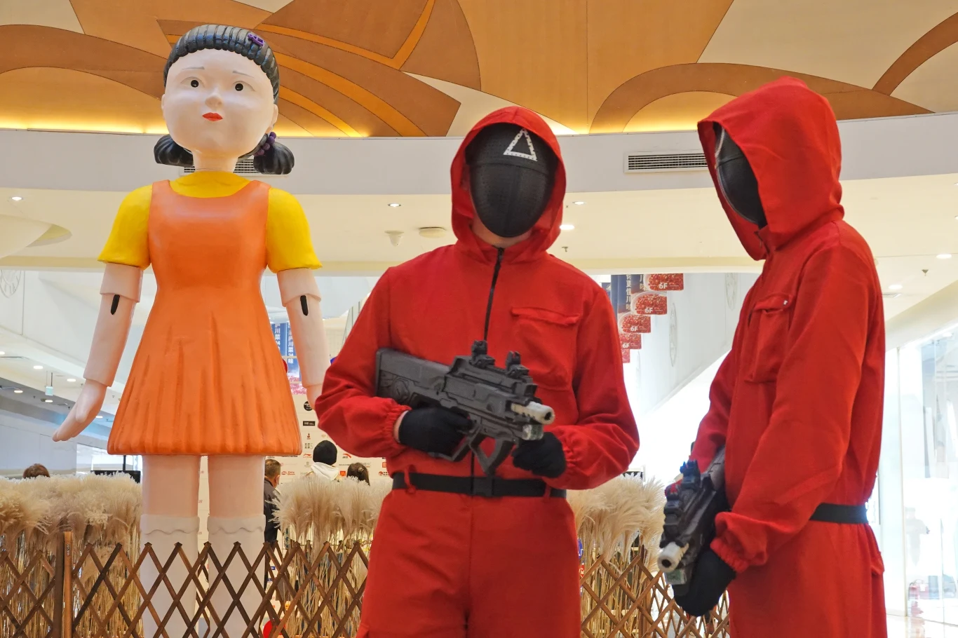 "Squid Game": Shopping Mall Staff Cosplay Characters In Yantai "Squid Game": Shopping Mall Staff Cosplay Characters In Yantai