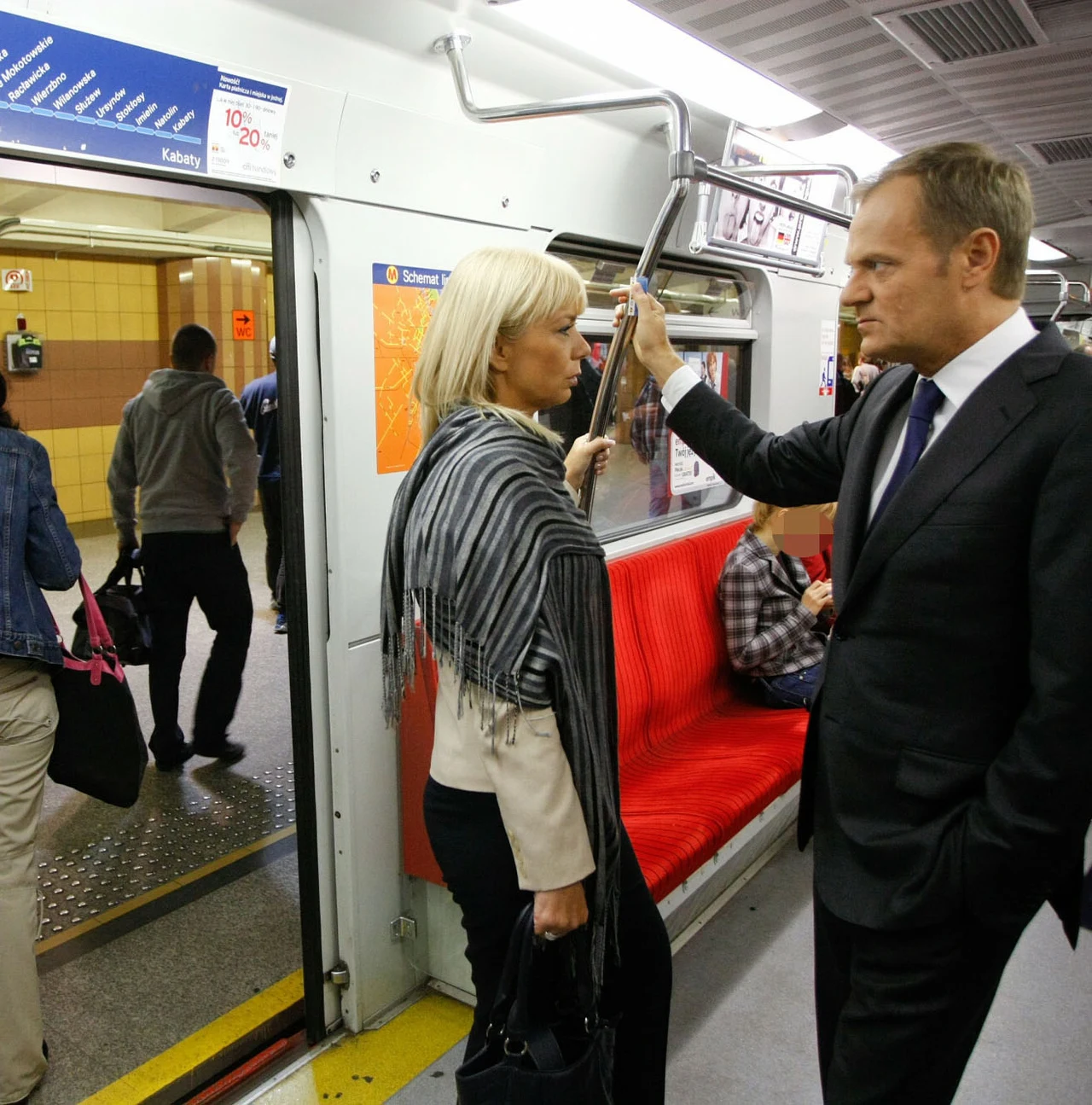 Elżbieta Bieńkowska i Donald Tusk w metrze (2011 r.)