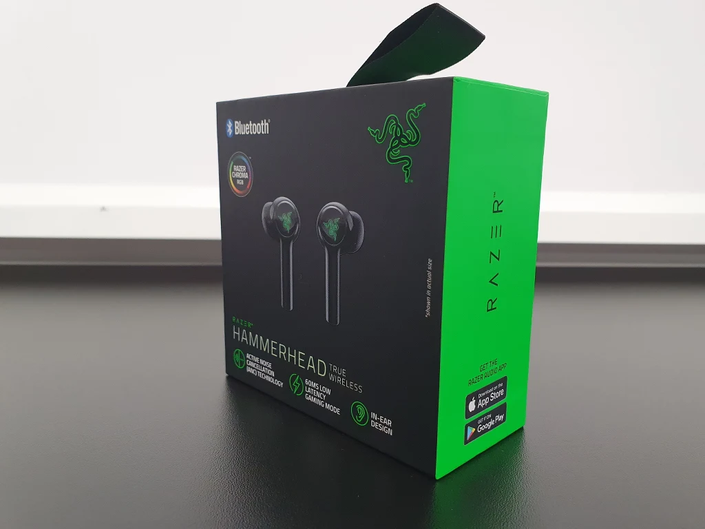 Razer Hammerhead True Wireless mocno przypominają AirPodsy Pro, tylko w czarnym odcieniu. Urządzenie zapakowane zostało w eleganckie kompaktowe pudełeczko, które gdyby nie zielono-czarna kolorystyka, można by śmiało pomylić opakowaniem na biżuterię. Razer Hammerhead True Wireless mocno przypominają AirPodsy Pro, tylko w czarnym odcieniu. Urządzenie zapakowane zostało w eleganckie kompaktowe pudełeczko, które gdyby nie zielono-czarna kolorystyka, można by śmiało pomylić opakowaniem na biżuterię.