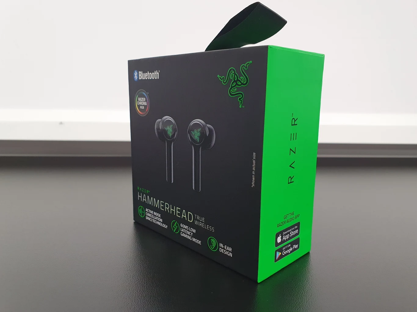 Razer Hammerhead True Wireless mocno przypominają AirPodsy Pro, tylko w czarnym odcieniu. Urządzenie zapakowane zostało w eleganckie kompaktowe pudełeczko, które gdyby nie zielono-czarna kolorystyka, można by śmiało pomylić opakowaniem na biżuterię.