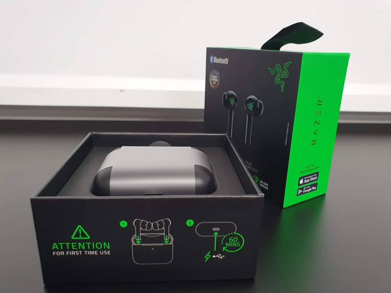 W środku znajdują się słuchawki, trzy różniące się rozmiarem silikonowe nakładki, kabel USB-C, instrukcja i naklejka z logo Razera. 