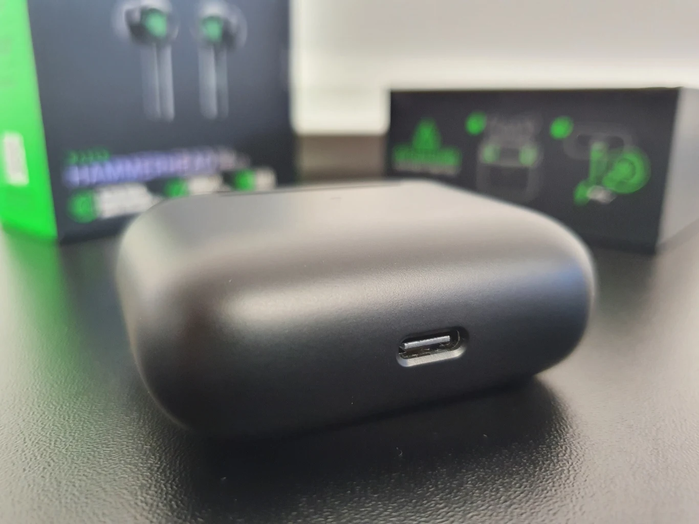 Razer Hammerhead True Wireless do zdecydowanie duży krok wprzód w stosunku do oryginalnych słuchawek, które pojawiły się kilka lat temu. Dzięki wkładkom silikonowym są wygodne w noszeniu nawet przez długi czas. Jakość dźwięku jest bardzo dobra, w tej półce cenowej trudno o lepszą. Ponadto otrzymujemy stylowe oświetlenie RGB (na rynku nie ma wielu słuchawek dousznych z efektami świetlnymi), ANC, które wystarczy, by wyciszyć się w miejskim transporcie, Smart Link do zmniejszenia opóźnień podczas grania w sieci oraz certyfikat wodoodporności IPX4 (ochrona przed zachlapaniem), który pozwoli na swobodne użytkowanie podczas ćwiczeń na siłowni. 