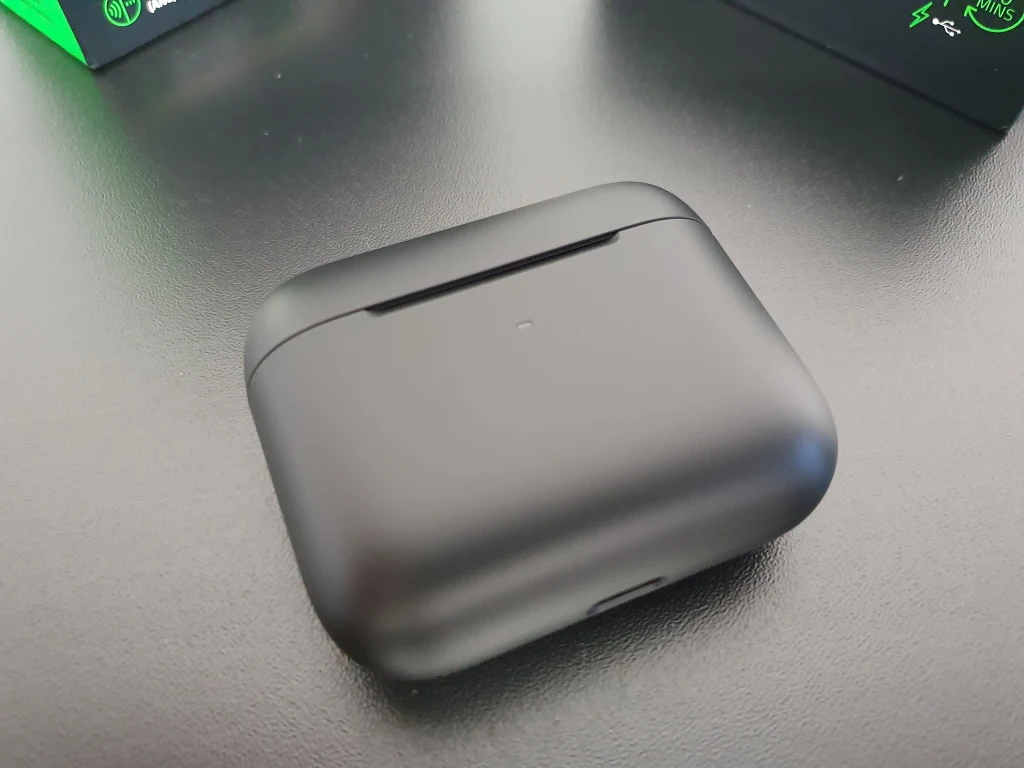 Rok później, po premierze Airpodsów Pro, Razer postanowił pójść za ciosem i wypuścić ulepszoną wersję Hammerheadów z oznaczeniem Pro. W 2021 roku historia znów się powtarza - podstawowa wersja Hammerheadów doczekała się aktualizacji - nowa i ulepszona wersja wzbogacona została m.in. o podświetlenie Razer Chroma RGB, ale nie tylko. Rok później, po premierze Airpodsów Pro, Razer postanowił pójść za ciosem i wypuścić ulepszoną wersję Hammerheadów z oznaczeniem Pro. W 2021 roku historia znów się powtarza - podstawowa wersja Hammerheadów doczekała się aktualizacji - nowa i ulepszona wersja wzbogacona została m.in. o podświetlenie Razer Chroma RGB, ale nie tylko.