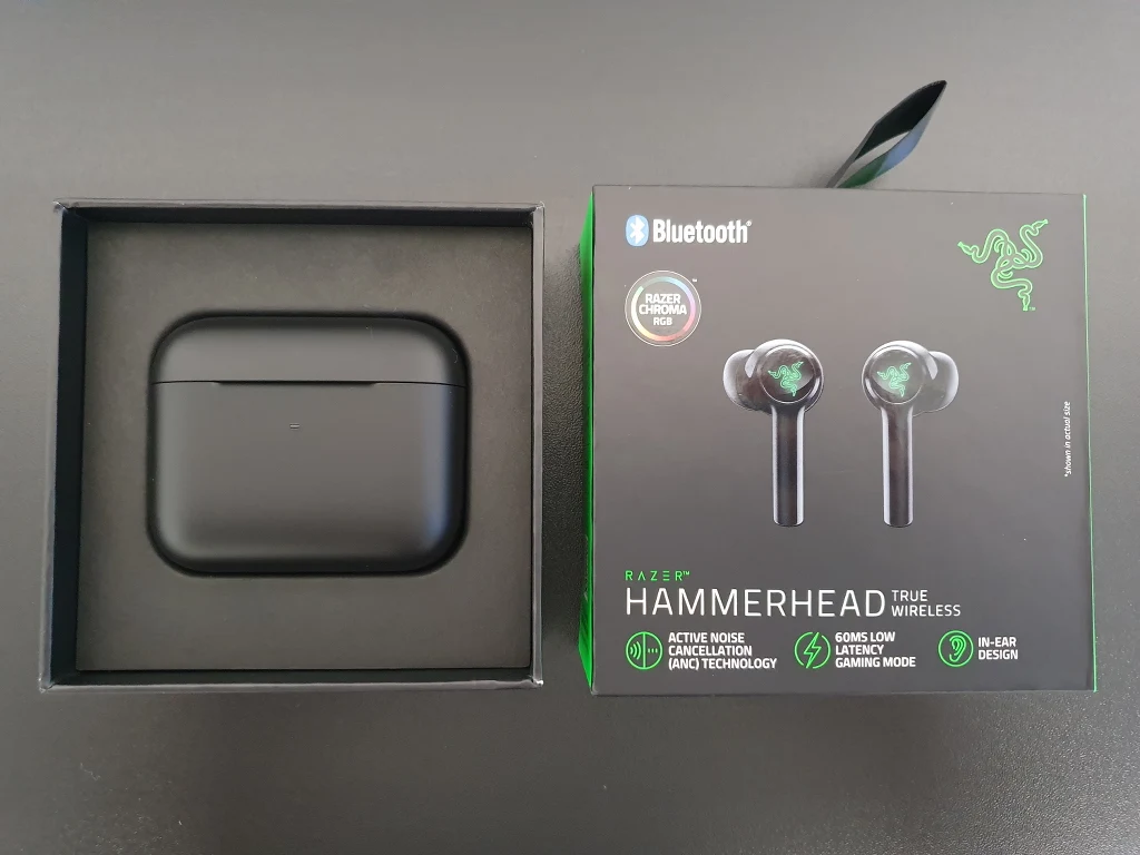 Jednak to tylko dodatki, bez których nadal można komfortowo korzystać ze słuchawek. W szczególności, że cena za zestaw Razer Hammerhead True Wirless ustanowiony została na rozsądnym pułapie - ok. 600 zł - o 200 zł mniej niż wersja Pro i tylko nieco drożej od pierwszej generacji. Na rynku nie brakuje bezprzewodowych słuchawek dousznych, ale jeśli szukacie sprzętu, który zadowoli was pod względem audio, a w dodatku pozwoli wyróżnić się z tłumu, to nowe Hammerheady powinny być idealnym rozwiązaniem. Jednak to tylko dodatki, bez których nadal można komfortowo korzystać ze słuchawek. W szczególności, że cena za zestaw Razer Hammerhead True Wirless ustanowiony została na rozsądnym pułapie - ok. 600 zł - o 200 zł mniej niż wersja Pro i tylko nieco drożej od pierwszej generacji. Na rynku nie brakuje bezprzewodowych słuchawek dousznych, ale jeśli szukacie sprzętu, który zadowoli was pod względem audio, a w dodatku pozwoli wyróżnić się z tłumu, to nowe Hammerheady powinny być idealnym rozwiązaniem.