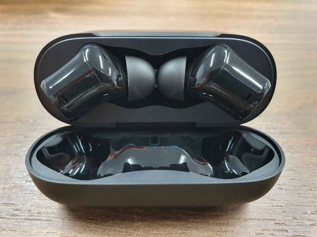 Pod wiekiem, w środku znajduje się wyprofilowane miejsce na słuchawki, z przodu umiejscowiono diodę wskazującą poziom naładowania. W dolnej części zlokalizowano port USB-C. Pod wiekiem, w środku znajduje się wyprofilowane miejsce na słuchawki, z przodu umiejscowiono diodę wskazującą poziom naładowania. W dolnej części zlokalizowano port USB-C.