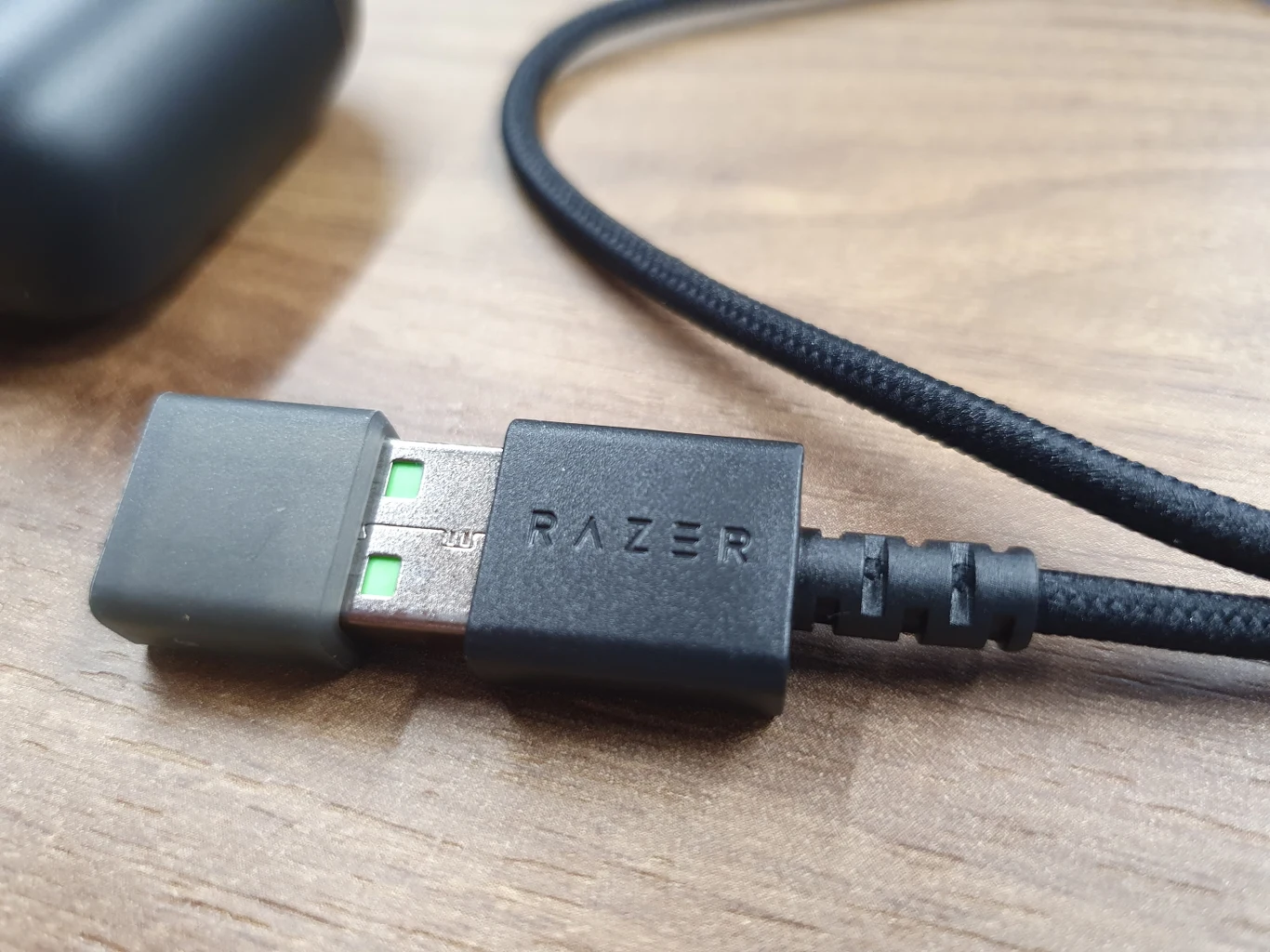 Słuchawki powinny wytrzymać cztery godziny przy włączonym RGB i ANC oraz 16 godzin przy doładowanym etui. Po wyłączeniu obu opcji zwiększa do 6-7h ze słuchawek i dodatkowych 25 godzin z obudowy. 