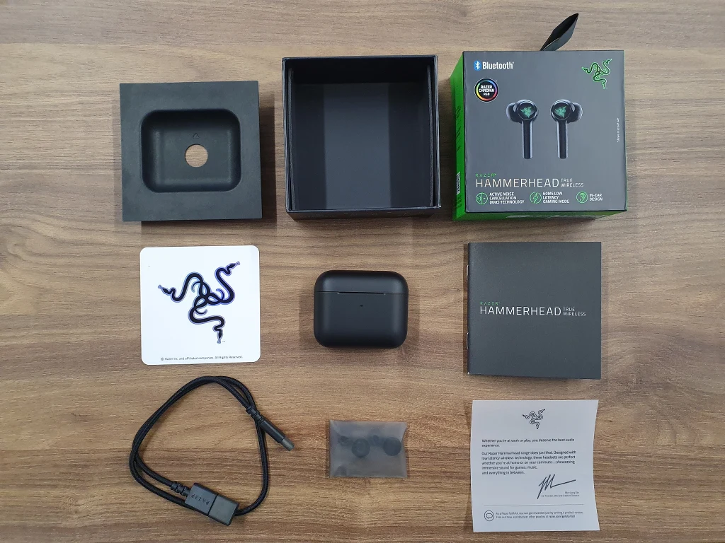 W porównaniu do pierwszej odsłony Hammerheadów, nowa edycja dostarczana jest w powiększonym etui ładującym, z wyglądu przywodzącym na myśl AirPods Pro. Obudowa wykonana została z matowego tworzywa sztucznego. Prezentuje się elegancko, ale jest dość podatna na odciski palców i smugi. W porównaniu do pierwszej odsłony Hammerheadów, nowa edycja dostarczana jest w powiększonym etui ładującym, z wyglądu przywodzącym na myśl AirPods Pro. Obudowa wykonana została z matowego tworzywa sztucznego. Prezentuje się elegancko, ale jest dość podatna na odciski palców i smugi.