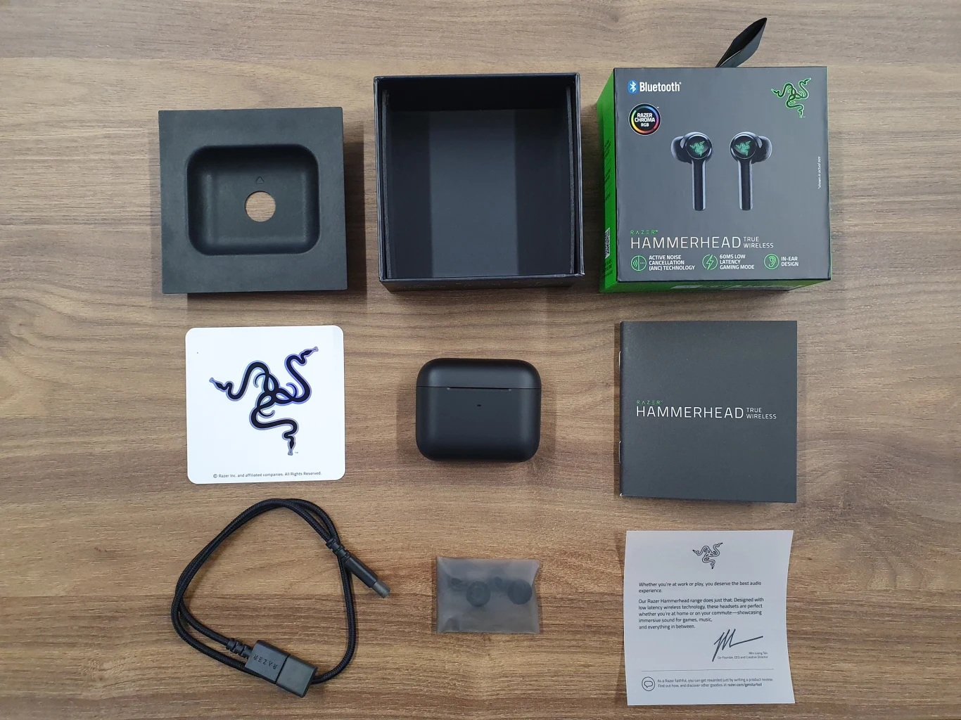 W porównaniu do pierwszej odsłony Hammerheadów, nowa edycja dostarczana jest w powiększonym etui ładującym, z wyglądu przywodzącym na myśl AirPods Pro. Obudowa wykonana została z matowego tworzywa sztucznego. Prezentuje się elegancko, ale jest dość podatna na odciski palców i smugi. 