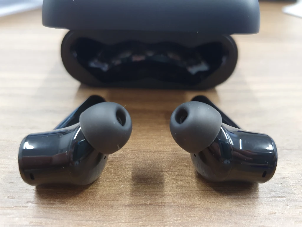 Świetnie układają się w uszach, nie powodują dyskomfortu nawet podczas dłuższego użytkowania. Przy wadze 53 g są ledwo wyczuwalne podczas noszenia. Zdecydowanie lepiej niż w przypadku poprzednika, którego, ze względu na budowę (półuszne jak zwykłe AirPodsy) nie dało się w pełni umiejscowić bezpośrednio w kanale słuchowym. Świetnie układają się w uszach, nie powodują dyskomfortu nawet podczas dłuższego użytkowania. Przy wadze 53 g są ledwo wyczuwalne podczas noszenia. Zdecydowanie lepiej niż w przypadku poprzednika, którego, ze względu na budowę (półuszne jak zwykłe AirPodsy) nie dało się w pełni umiejscowić bezpośrednio w kanale słuchowym.