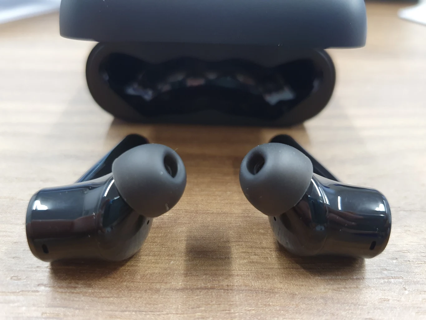 Świetnie układają się w uszach, nie powodują dyskomfortu nawet podczas dłuższego użytkowania. Przy wadze 53 g są ledwo wyczuwalne podczas noszenia. Zdecydowanie lepiej niż w przypadku poprzednika, którego, ze względu na budowę (półuszne jak zwykłe AirPodsy) nie dało się w pełni umiejscowić bezpośrednio w kanale słuchowym. 