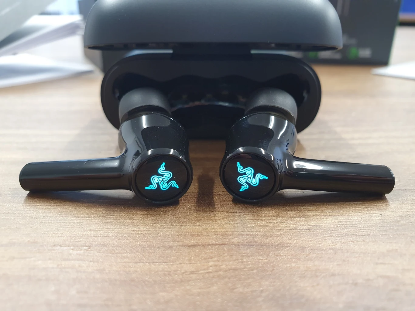 Razer może i śmiało wchodzi w lifestyle, ale słynie przede wszystkim z "rasowego" sprzętu dla graczy - nie mogło zabraknąć specjalnego trybu dedykowanego właśnie fanom elektronicznej rozrywki. Specjalny tryb Smart Link przyda się podczas sesji online, można aktywować go poprzez trzykrotne tapnięcie i przytrzymanie ostatniego dotyku przez dwie sekundy lub via appka - zmniejsza on opóźnienia dźwięku do 60 ms, ale odbywa się to kosztem zwiększenia kompresji i skrócenia zasięgu Bluetooth z dziesięciu metrów do około jednego metra. Nie stanowi to problemu chyba, że źródło dźwięku znajduje się w znacznej odległości. Podczas gry na telefonie czy komputerze nie pojawiały się żadne problemy ze zrywaniem połączenia.