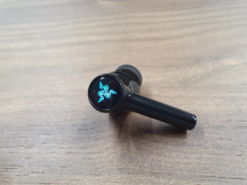 W tym m.in. Razer Chroma, która odpowiada za to, co odróżnia nowe Hammerheady od pozostałych, czyli zastosowanie technologii Razer Chroma RGB - pełnokolorowego ekosystemu oświetlenia marki. W tym wypadku podświetlono charakterystyczne logo firmy zlokalizowane z tyłu obu wkładek dousznych. W tym m.in. Razer Chroma, która odpowiada za to, co odróżnia nowe Hammerheady od pozostałych, czyli zastosowanie technologii Razer Chroma RGB - pełnokolorowego ekosystemu oświetlenia marki. W tym wypadku podświetlono charakterystyczne logo firmy zlokalizowane z tyłu obu wkładek dousznych.