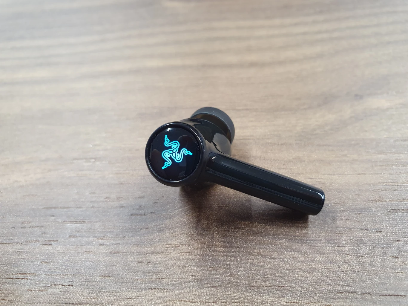 W tym m.in. Razer Chroma, która odpowiada za to, co odróżnia nowe Hammerheady od pozostałych, czyli zastosowanie technologii Razer Chroma RGB - pełnokolorowego ekosystemu oświetlenia marki. W tym wypadku podświetlono charakterystyczne logo firmy zlokalizowane z tyłu obu wkładek dousznych. 