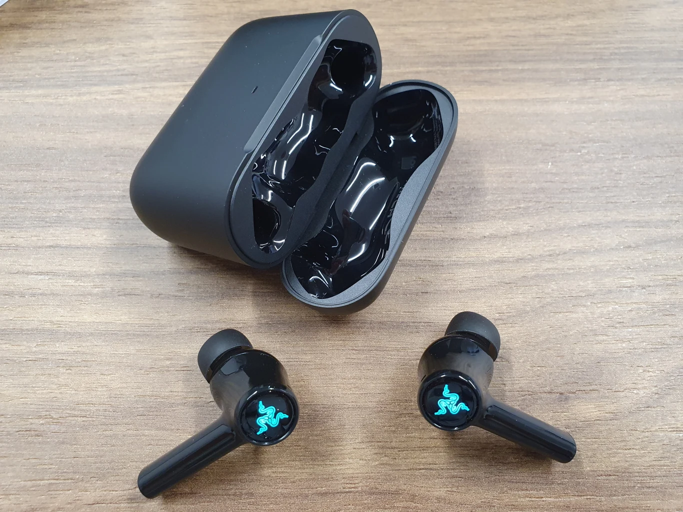 Czego nie można powiedzieć o sterowaniu słuchawkami, które odbywa się za pośrednictwem dotyku (pojedynczych, podwójnych, a nawet potrójnych stuknięć i przytrzymań). Nie jest skomplikowane, ale wymaga poświęcenia czasu na naukę poszczególnych kombinacji, w czym pomaga specjalny tryb treningu. Dla ułatwienia mapowanie przycisków można swobodnie modyfikować, przypisując im odpowiednie funkcje, jak m.in. odtwarzanie/pauzę, pomijanie utworów, asystentów głosowych, sterowanie trybami ANC.