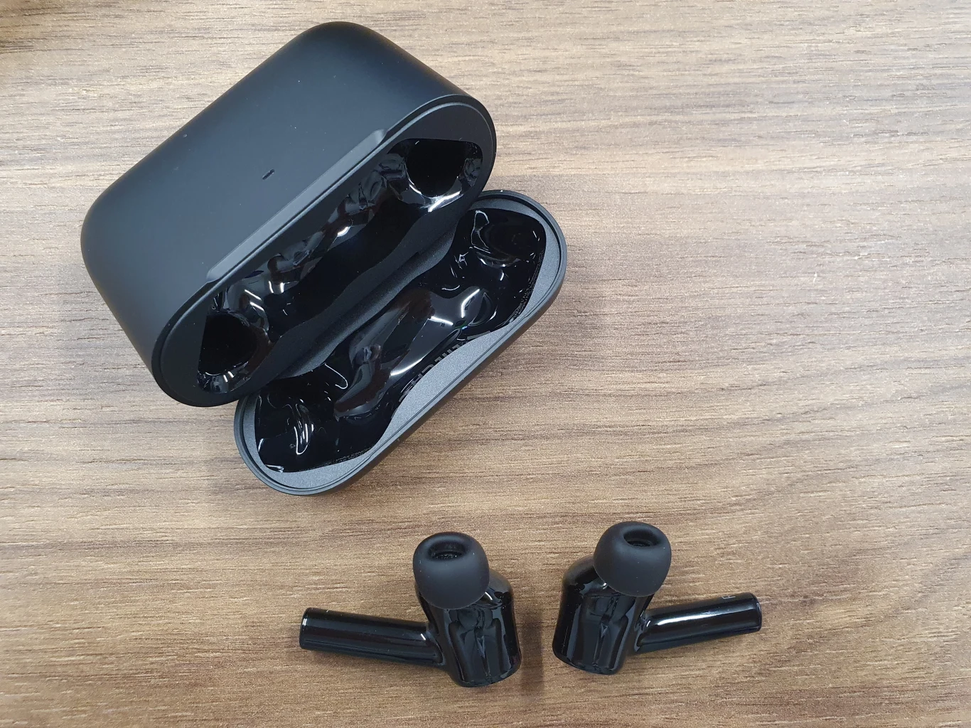 Hammerheady wykorzystują łączność via Bluetooth 5.2, dodatkowo współpracują z funkcją Google Fast Pair, co ucieszy użytkowników telefonów z Androidem, z kolei właściciele iPhone'ów będą musieli łączyć urządzenia w klasyczny sposób. Parowanie jest stosunkowo proste - wystarczy uchylić pokrywę etui ładującego, a następnie wybrać odpowiedni sprzęt z listy w ustawieniach. Po zakończeniu wiązania urządzeń na ekranie smartfona pojawi się informacja o poziomie naładowania baterii. Bardziej rozszerzone opcje personalizacji dostępne są z poziomu aplikacji. 