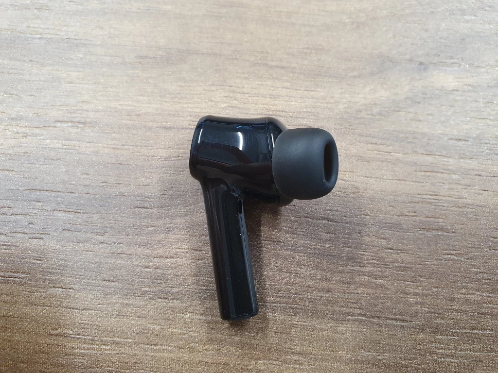 ANC można dezaktywować w pełni via aplikacja lub przełączyć się w tryb "Ambient". Wystarczy dotknąć i przytrzymać przez dwie sekundy dowolną słuchawkę - informacja zwrotna w formie dźwiękowej potwierdzi zmianę opcji. Zwiększa on nieco przepuszczalność (co przydaje się podczas prowadzenia samochodu) i wzmacnia odgłosy dochodzące, co pozwala prowadzić rozmowę bez wyciągania słuchawek. ANC można dezaktywować w pełni via aplikacja lub przełączyć się w tryb "Ambient". Wystarczy dotknąć i przytrzymać przez dwie sekundy dowolną słuchawkę - informacja zwrotna w formie dźwiękowej potwierdzi zmianę opcji. Zwiększa on nieco przepuszczalność (co przydaje się podczas prowadzenia samochodu) i wzmacnia odgłosy dochodzące, co pozwala prowadzić rozmowę bez wyciągania słuchawek.