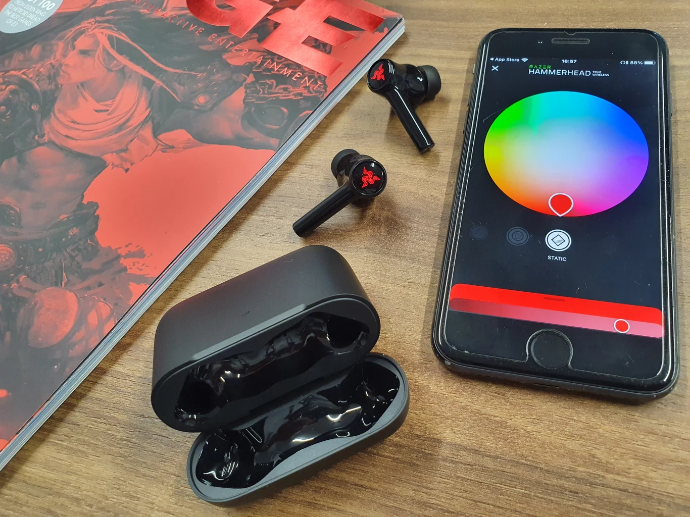 Nietypowa funkcja przyciąga spojrzenia ludzi wokół. Może przydać się także w nocy w celu zwiększenia widoczności - chociaż LED-owe diody nie są wielkie, to efekt potrafi przykuć uwagę. Możliwości ustawień oświetlenia uzupełniają dwie dodatkowe opcje: "Static" (koncentracja na jednym odcieniu) i "Spectrum" (płynne przechodzenie między ustawionymi kolorami). Wspomniane wyżej programy można pobrać ze sklepów App Store oraz Play. Sprawnie łączą się ze słuchawkami, a poruszanie po ich menu jest intuicyjne. 