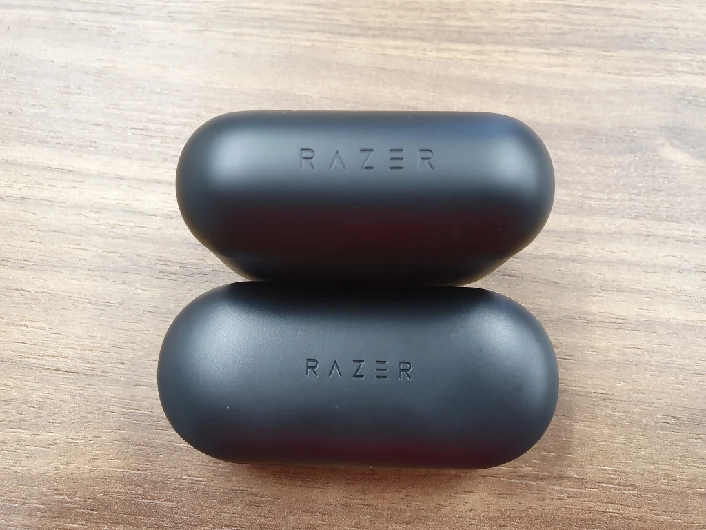 Chociaż baza produktowa firmy z USA jest nasycona gamingowymi headsetami, to Razer ma także doświadczenie z dousznymi odpowiednikami. Dwa lata temu oddali do dyspozycji użytkowników swój pierwszy model Hammerhead True Wireless, które stanowiły odpowiedź na sprzęt opracowany przez specjalistów z Cupertino. Chociaż baza produktowa firmy z USA jest nasycona gamingowymi headsetami, to Razer ma także doświadczenie z dousznymi odpowiednikami. Dwa lata temu oddali do dyspozycji użytkowników swój pierwszy model Hammerhead True Wireless, które stanowiły odpowiedź na sprzęt opracowany przez specjalistów z Cupertino.