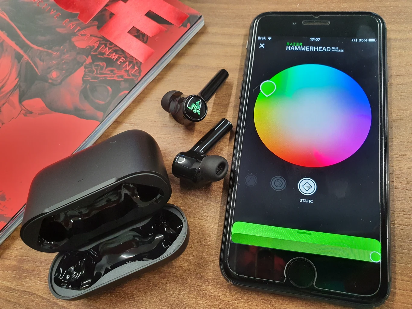 Domyślnie działają w trybie "Breathing", ale z pomocą aplikacji można swobodnie dostosować tryby (z pośród czterech dostępnych) oraz poziom jasności (w skali 1-10). Jednym z ciekawszych jest "Audio Meter", który sprawia, że efekty reagują na odtwarzaną muzykę, dając otoczeniu prawdziwy pokaz świetlny. 