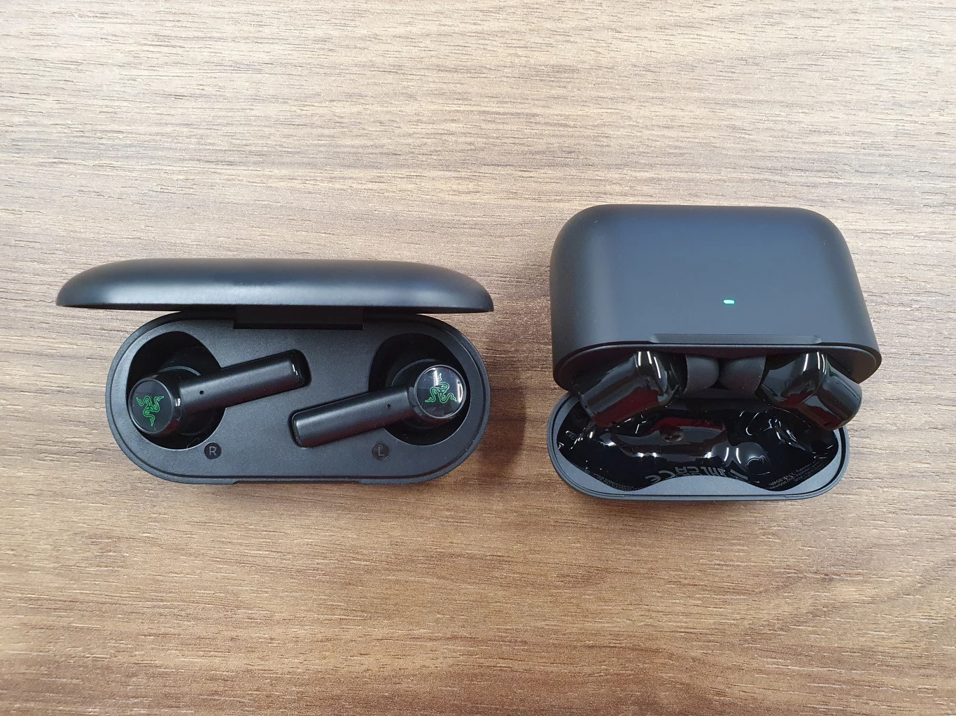 Do ideału brakuje im w zasadzie tylko kilku szczegółów, jak bezprzewodowego ładowania (w przypadku Hammerheadów tylko po kablu), pauzowania przy wyciąganiu słuchawki z ucha, dźwięku przestrzennego i opcji swobodnego przełączania się między urządzeniami (z czego słyną AirPodsy od Apple). 