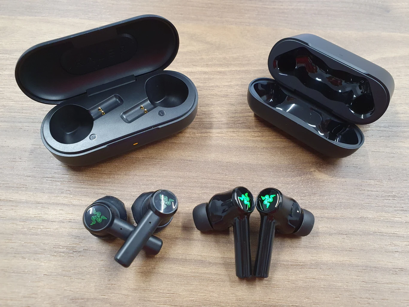 Nowe True Wireless przeszły totalną metamorfozę i zyskały całkowicie douszną konstrukcję z silikonowymi końcówkami dousznymi, które są znacznie wygodniejsze. Same słuchawki wykończono błyszczącym materiałem. 