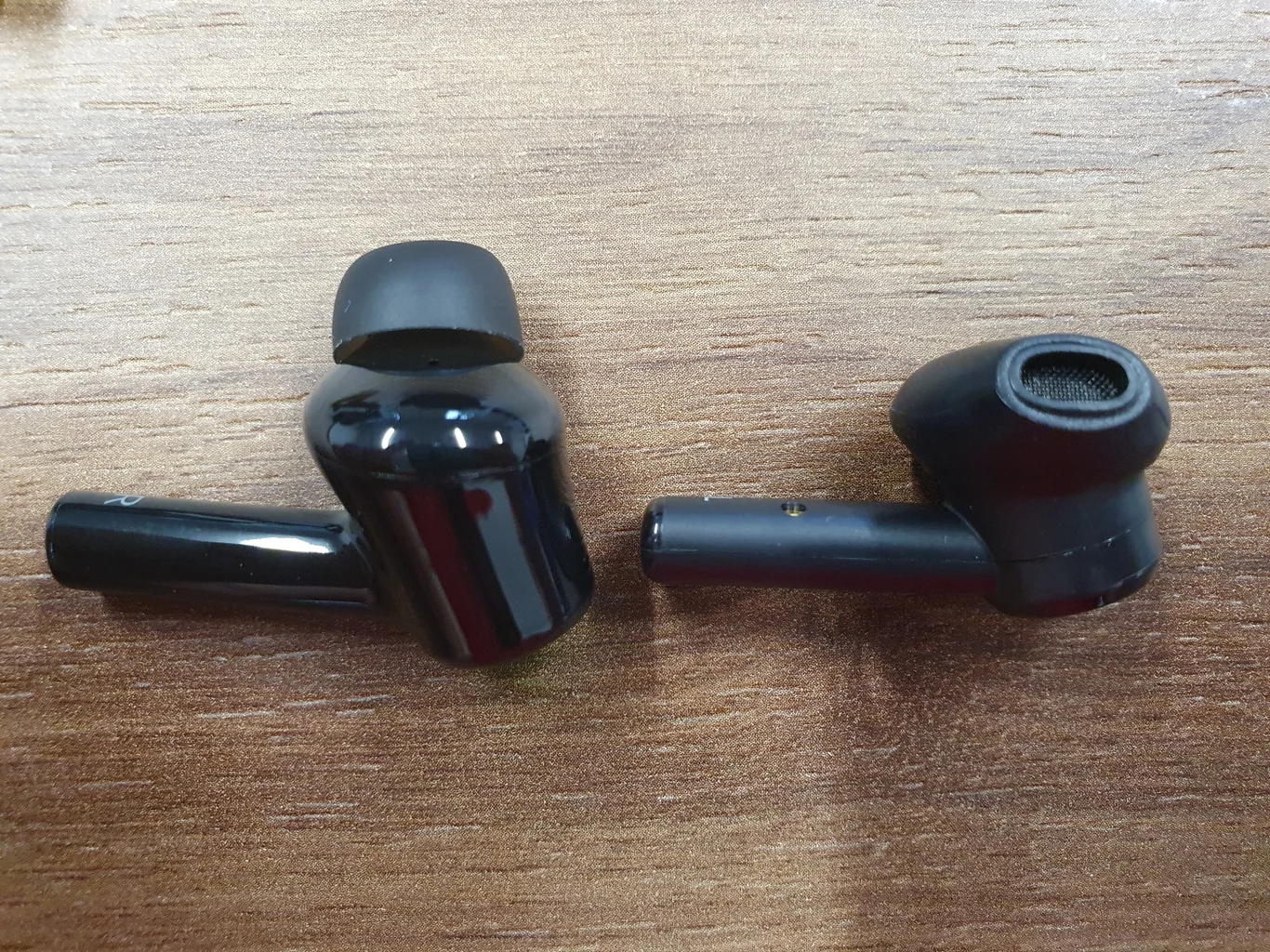 Skoro już jesteśmy przy aktywnej redukcji szumów, to warto wspomnieć, że wkładki douszne Hammerheadów wyposażone zostały w podwójne mikrofony, które odbierają hałas i eliminują go za pomocą sprzężenia zwrotnego. Technologia Feedforward nie działa tak dobrze jak hybrydowy ANC zastosowany w modelach True Wireless Pro, który ma mikrofony wewnątrz i na zewnątrz, ale w połączeniu z konstrukcją, która poprawia pasywną izolację zewnętrznych odgłosów, jest bliskie ideałowi i zdecydowanie wystarcza przy wykonaniu codziennych czynności. Włączone ANC działa skutecznie, wychwytując i usuwając większość szumów, ale zdarza się, że te czasami docierają, w szczególności, gdy znajdujemy się w pobliżu źródła, np. wentylatora czy otwartego kranu z wodą.