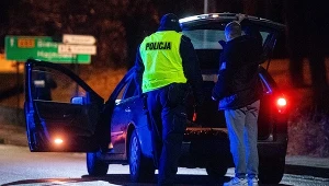 Policjant przeprowadza kontrole pojazdu na granicy