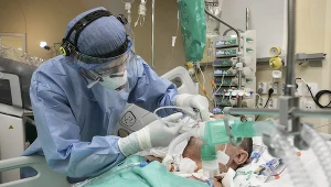 Pacjent z COVID-19 na oddziale intensywnej terapii w Lublinie