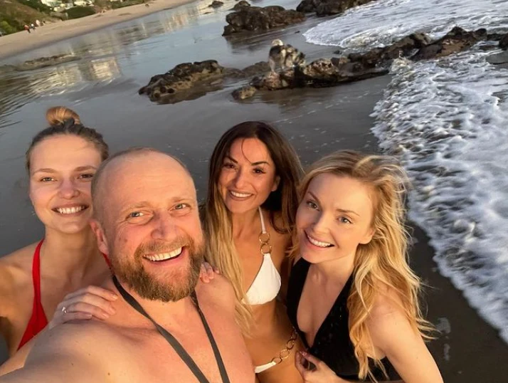 Piotr Adamczyk z żoną i Izą Miko https://www.instagram.com/izabellamiko/ Piotr Adamczyk z żoną i Izą Miko https://www.instagram.com/izabellamiko/