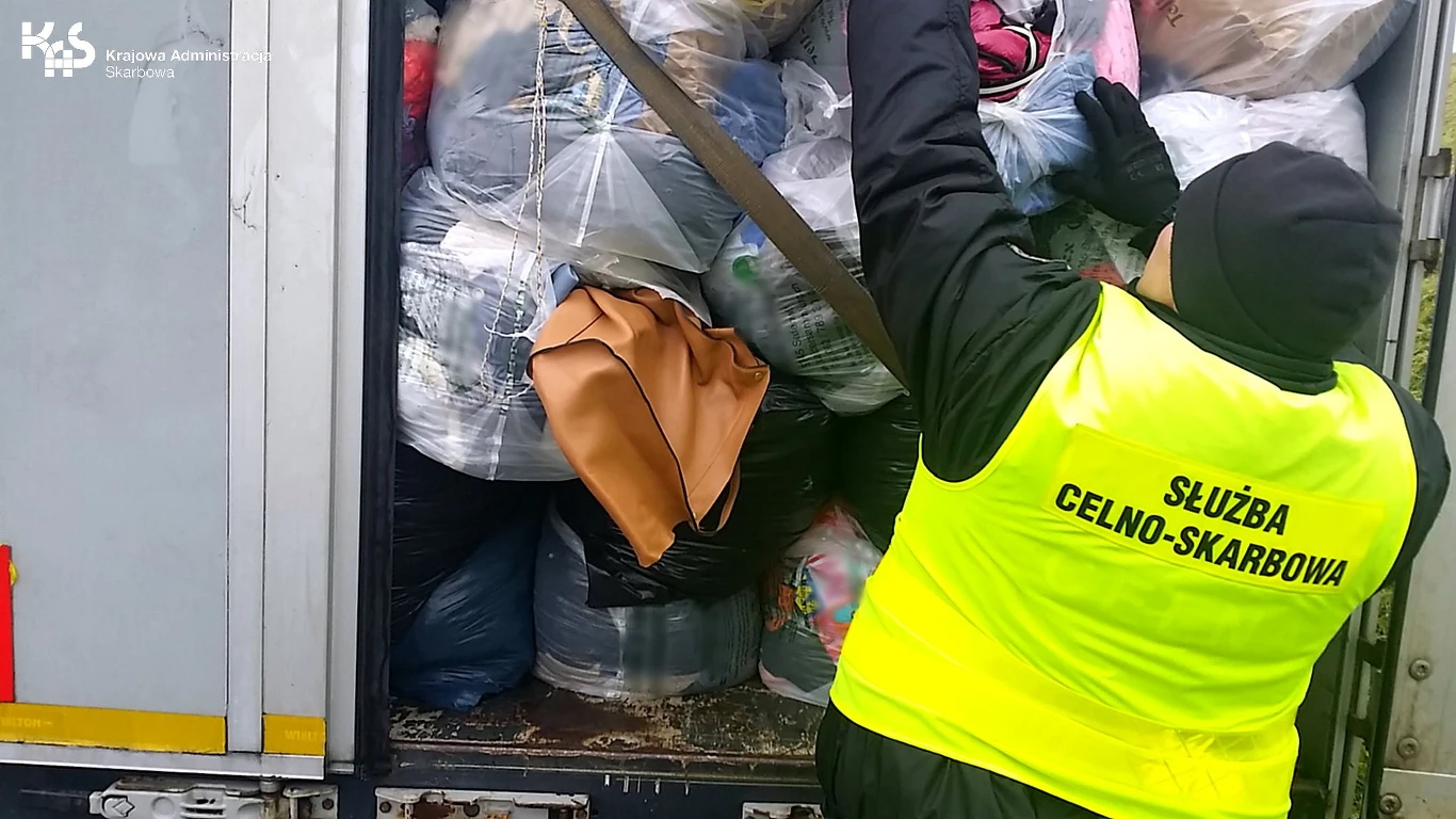 Na autostradzie A4 zatrzymano w sumie 32 tony nielegalnie przewożonych odpadów. Przewoźnikowi grozi 15 tys. zł kary, a odbiorcy - nawet 500 tys. zł Na autostradzie A4 zatrzymano w sumie 32 tony nielegalnie przewożonych odpadów. Przewoźnikowi grozi 15 tys. zł kary, a odbiorcy - nawet 500 tys. zł