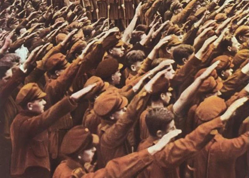 Całe masy wierzyły w słuszność ideologii nazistowskiej Całe masy wierzyły w słuszność ideologii nazistowskiej