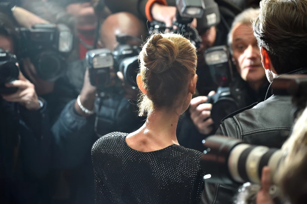 Celine Dion otoczona przez fotoreporterów