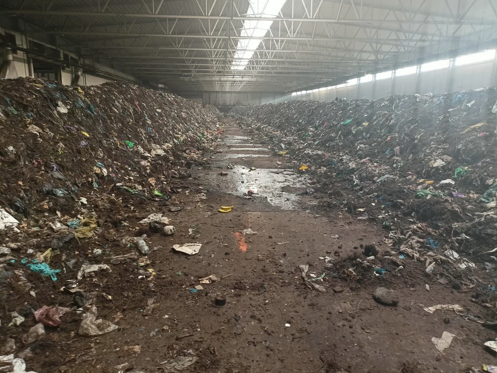 Zanieczyszczony kompost w zakładzie w Gdańsku