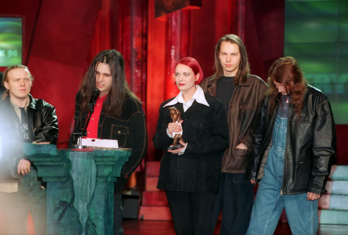 1995 rok. Zespół Hey zgarnął dwa Fryderyki - w kategorii Najlepsza Grupa Roku i Koncert Roku. Na zdjęciu: Robert Ligiewicz, Piotr Banach, Kasia Nosowska, Marcin Żabiełowicz i Jacek Chrzanowski