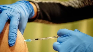 Zastrzyk szczepionką przeciwko koronawirusowi