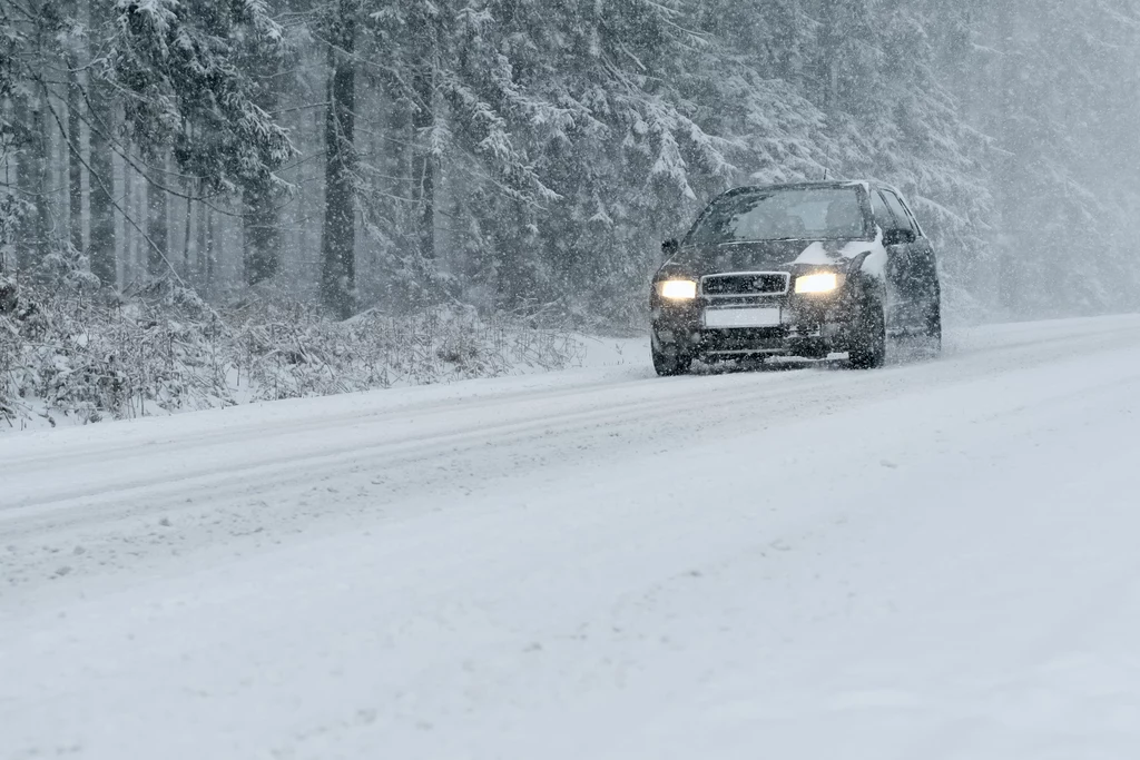 Opady śniegu w Polsce. W weekend na drogach może być niebezpiecznie. zdj. ilustracyjne