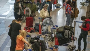 Tłumy na lotnisku Tambo