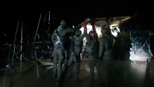 Policja pokazała "kładki" specjalnie przygotowane przez reżim białoruski dla osób, które są siłą wpychane na teren Polski