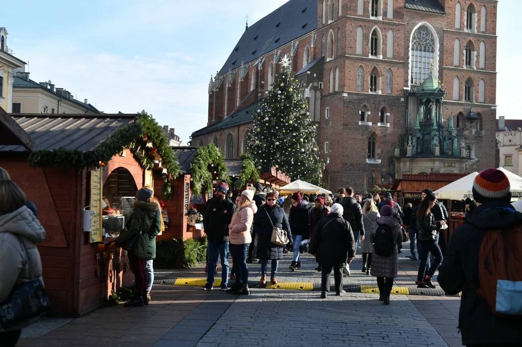Jarmark świąteczny na krakowskim Rynku co roku cieszy się ogromną popularnością