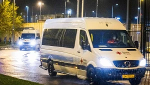 Karetki Czerwonego Krzyża przewożą pasażerów zakażonych COVID-19 z lotniska Schiphol do hotelu na kwarantannę 