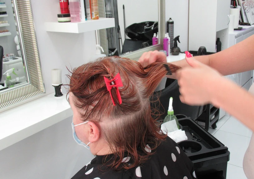 Odpowiednia fryzura dla kobiet po 50-tce odmładza nawet o dekadę. Nie warto więc zwlekać z wizytą o fryzjera