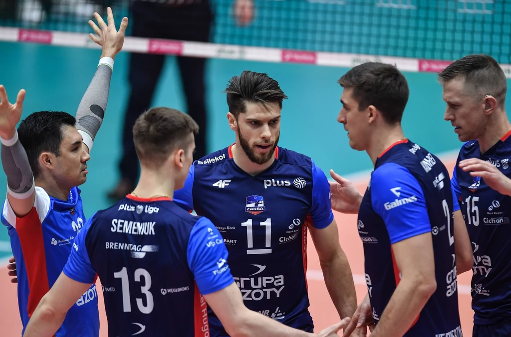 PlusLiga. ZAKSA Kędzierzyn-Koźle rozbiła ALuron CMC Wartę Zawiercie. Aleksander Śliwka (w środku) chwali blok i zagrywkę swojej drużyny PlusLiga. ZAKSA Kędzierzyn-Koźle rozbiła ALuron CMC Wartę Zawiercie. Aleksander Śliwka (w środku) chwali blok i zagrywkę swojej drużyny