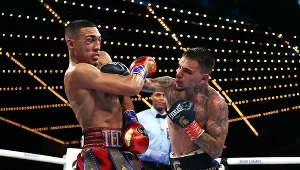 George Kambosos (z prawej) pokonał Teofimo Lopeza