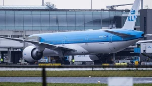 Na zdjęciu: samolot linii KLM, który przyleciał z RPA na lotnisku w Amsterdamie 