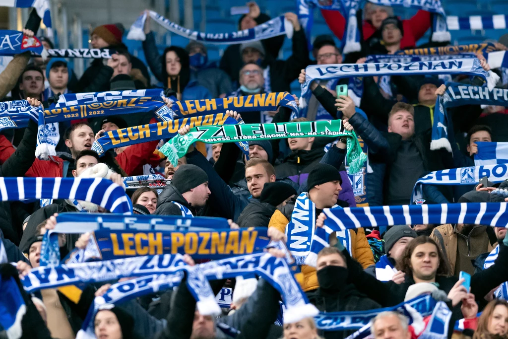 Lech Poznań - Warta Poznań, derby Poznania 2021 w PKO Ekstraklasie. Część kibiców Warty siedziała na trybunach pomiędzy kibicami Lecha Lech Poznań - Warta Poznań, derby Poznania 2021 w PKO Ekstraklasie. Część kibiców Warty siedziała na trybunach pomiędzy kibicami Lecha
