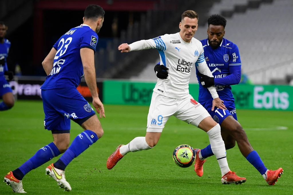 Arkadiusz Milik (w środku) w meczu z Troyes Arkadiusz Milik (w środku) w meczu z Troyes